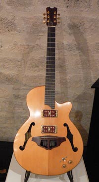 Guitare de jazz avec manche intérieur