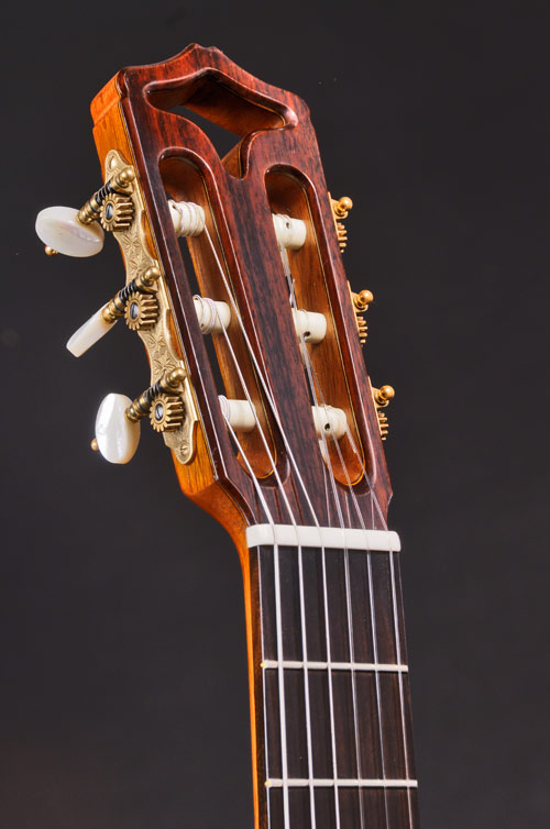 Tête sculptée d'une guitare de concert de Joël Laplane, savoir-faire présenté à Homo Faber Venise 2026